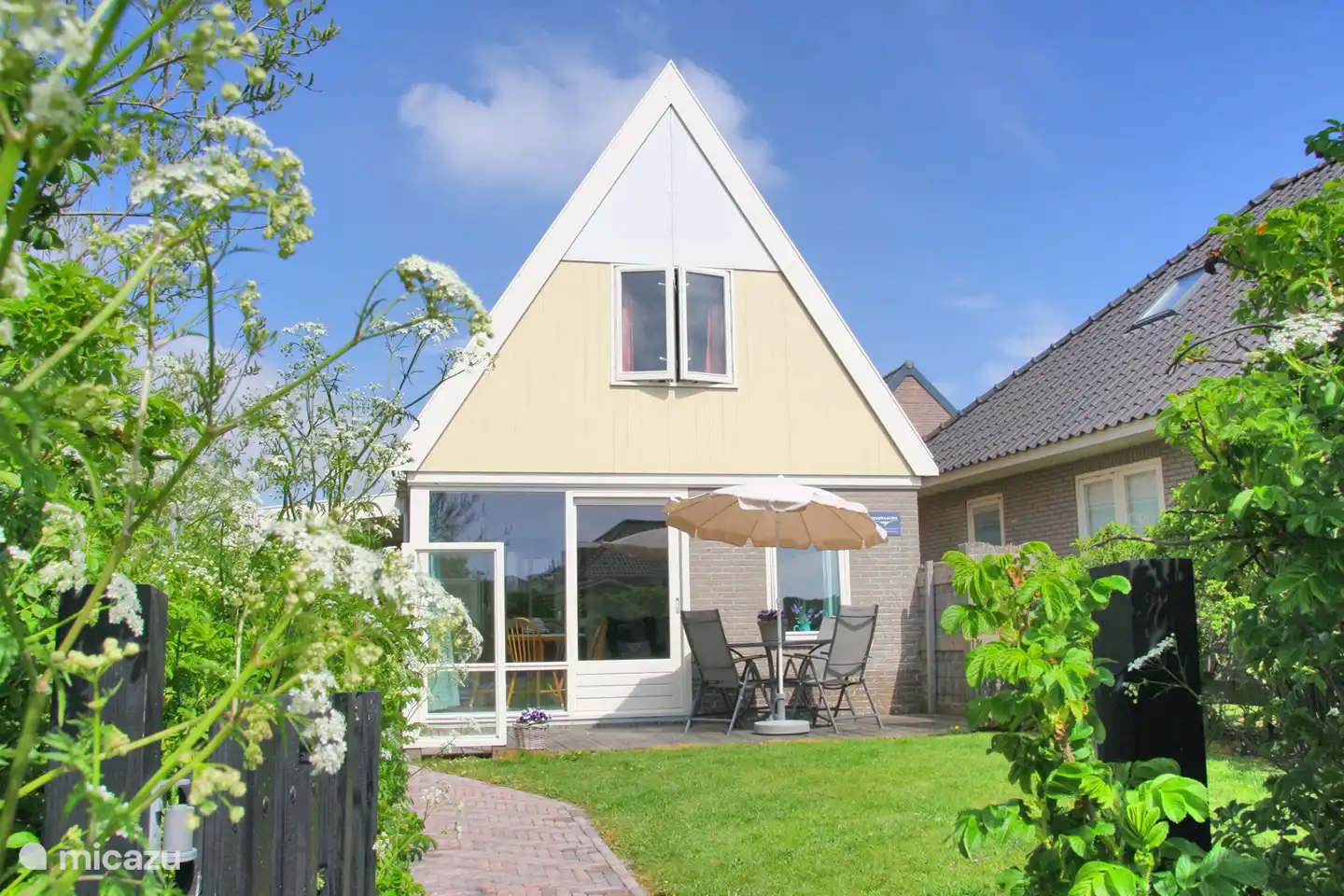 komplett freistehendes Ferienhaus mit umzäuntem Garten