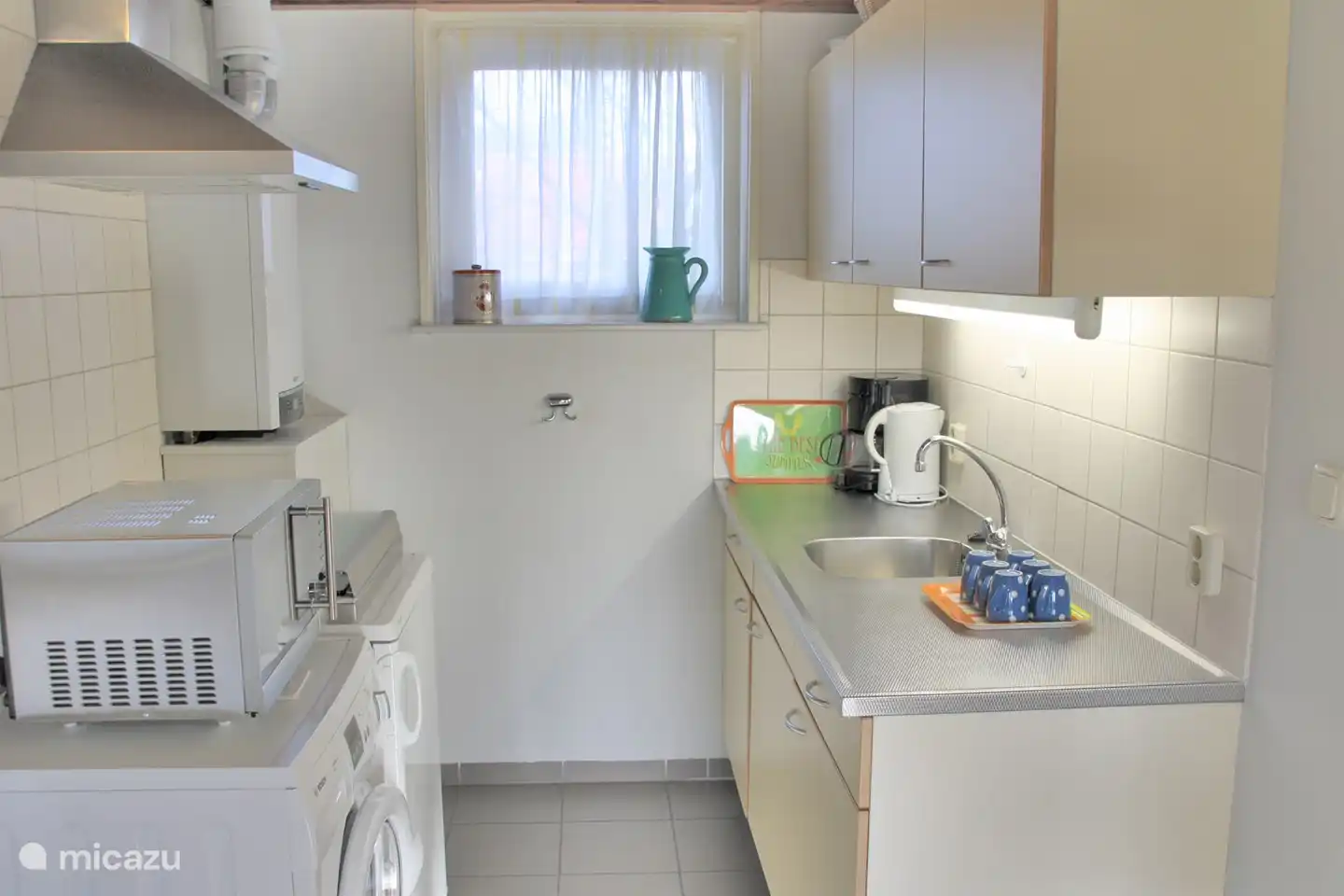 geschlossene Küche mit Waschmaschine