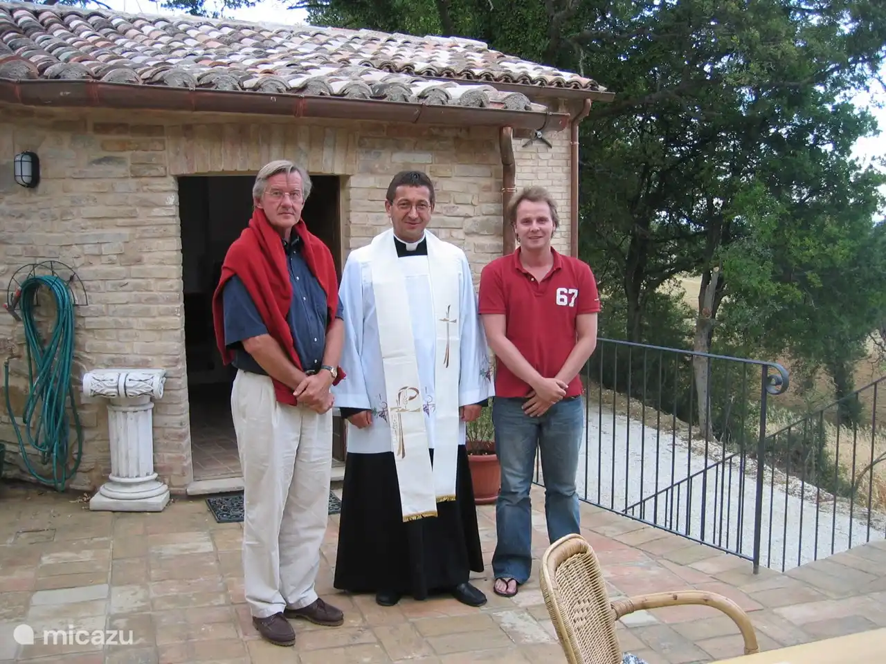 Bezoek van de pastoor aan ons huis.