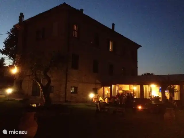 Uit eten. En nu maar wachten op krekelgeluiden, vuurvliegjes en romantiek