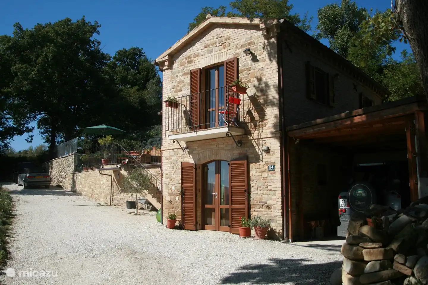 Het huis met open garage