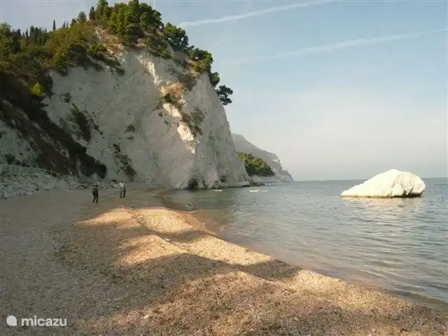 Paradijselijke Conerokust onder Ancona, op een zomerse dag in oktober