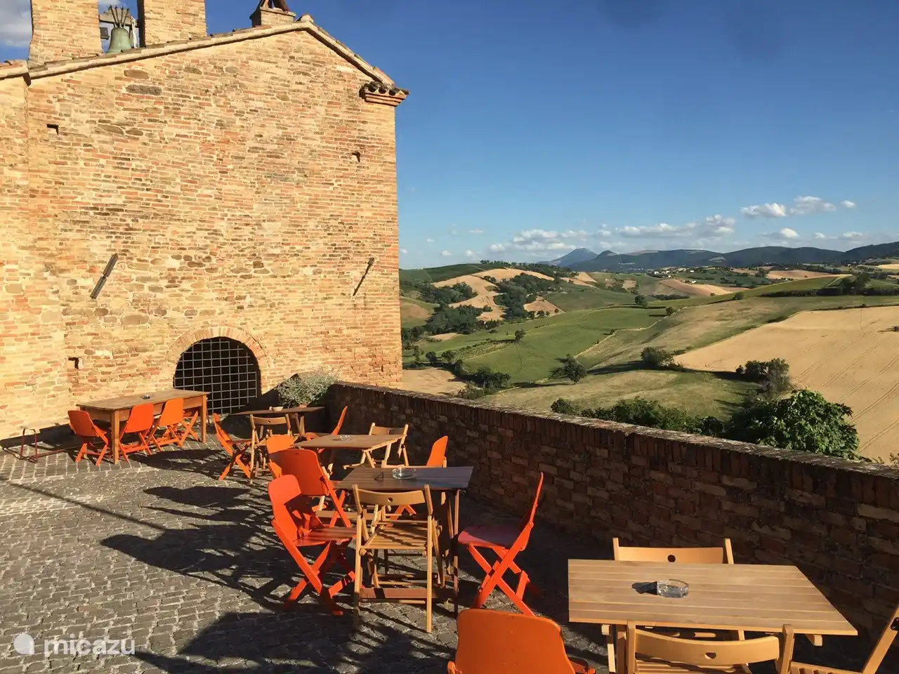 Er is een gezellige bar in de burcht van Loretello, waar heerlijke cappuccino’s worden gemaakt en aperativo’s of heerlijke wijnen worden geschonken. 