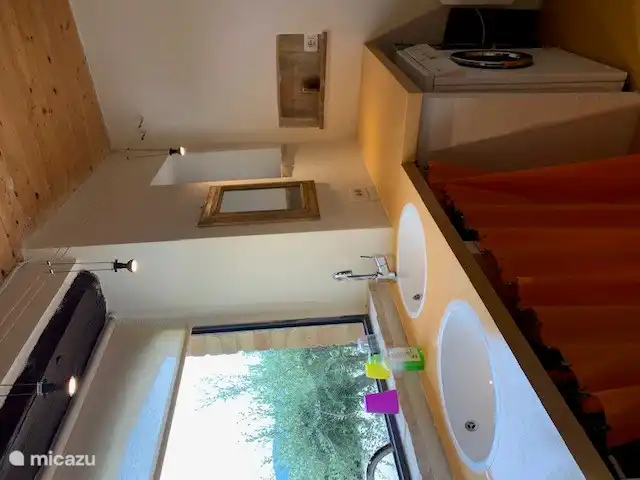 Ook vanuit de badkamer kun je van het uitzicht op het dal genieten. Hier staat ook de wasmachine. 