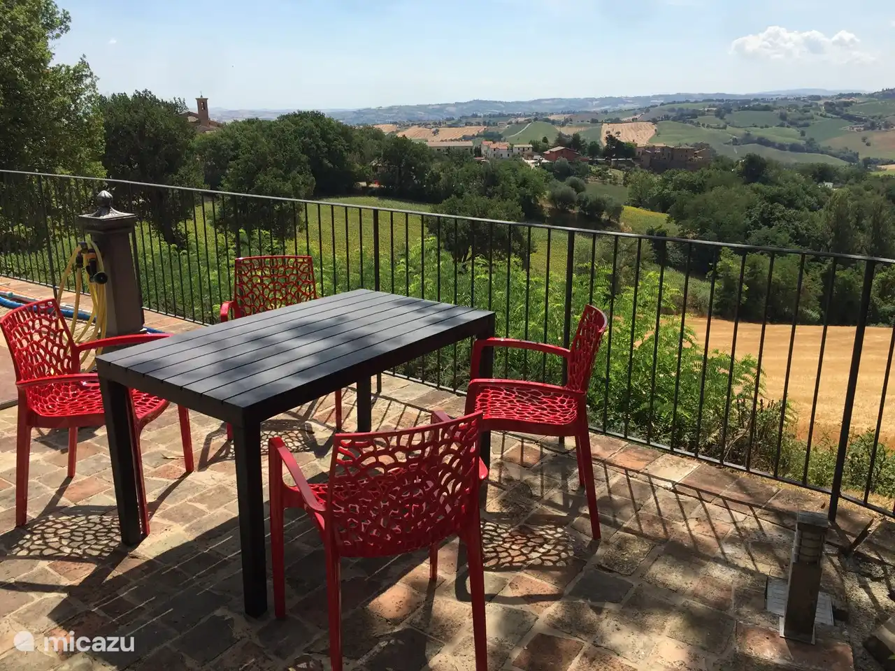 Het boventerras ligt rond lunchtijd in de schaduw. 