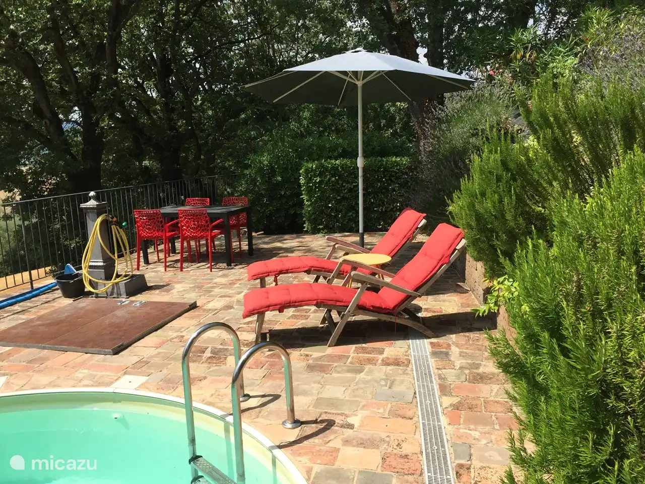 Zonnen op een comfortabele stoel bij het zwembad of een spelletje doen aan tafel. 