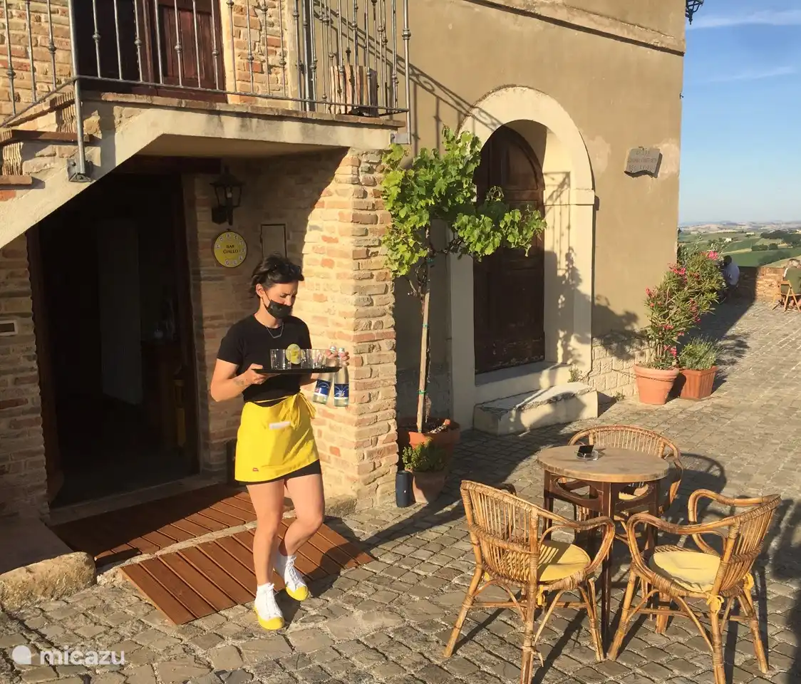 Bar Giallo is een gezellige ontmoetingsplek geworden in Loretello. 