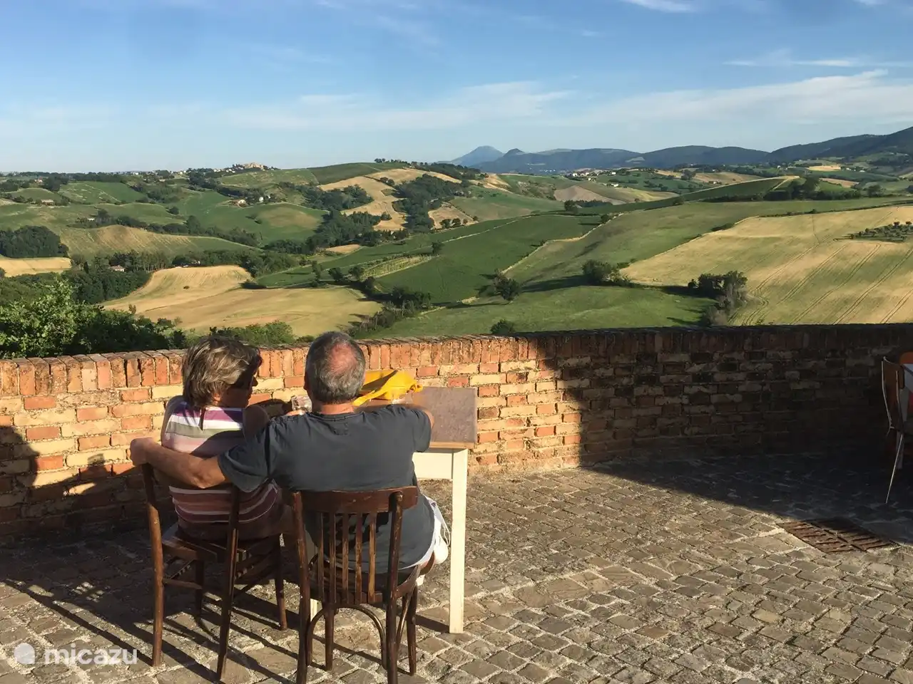 Uitzicht vanaf het terras in de burcht van Loretello is spectaculair. 