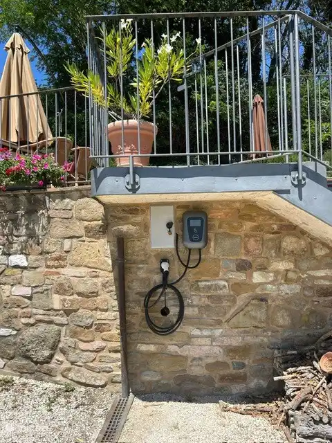 Wij hebben een oplader voor uw elektrische auto. Geef vooraf aan dat u hier gebruik van wilt maken, dan leggen wij de keycard klaar bij aankomst.