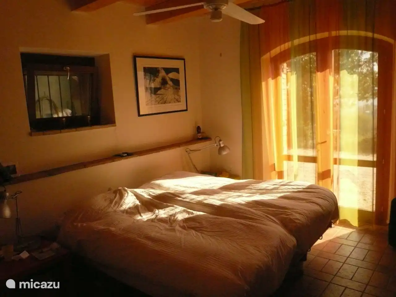 Slaapkamer op de begane grond. Daar is ook de badkamer met WC.