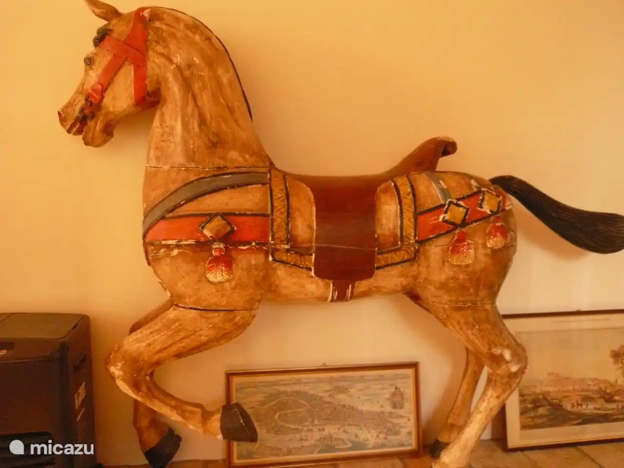 Antiek paard in het trapportaal.