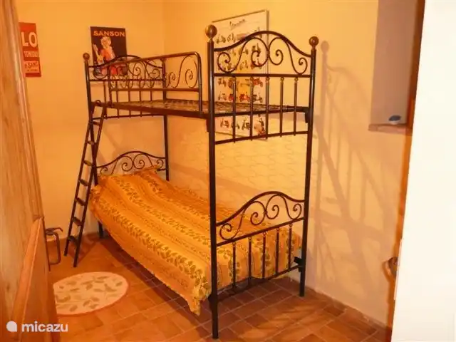 Mooi Italiaans stapelbed in de tweede slaapkamer.