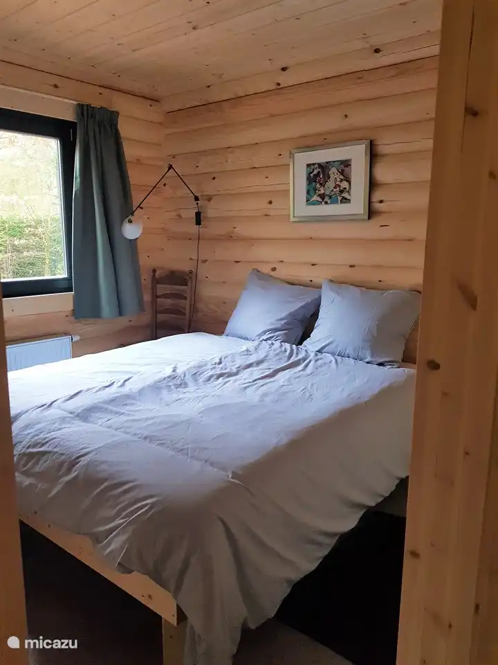 Schlafzimmer mit Doppelbett