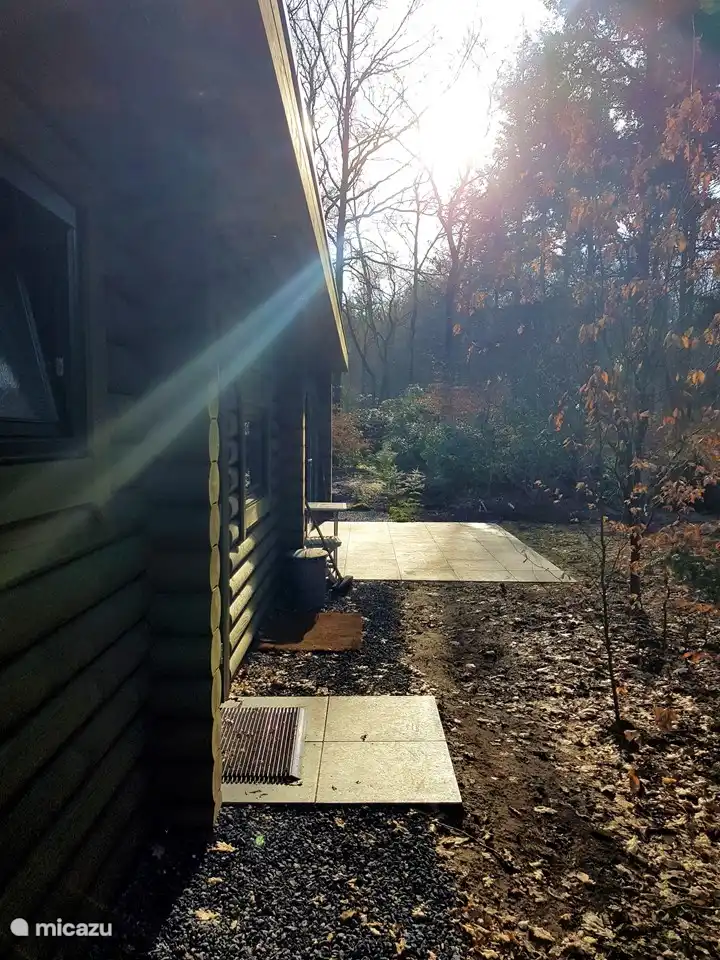 Terras bij avondlicht