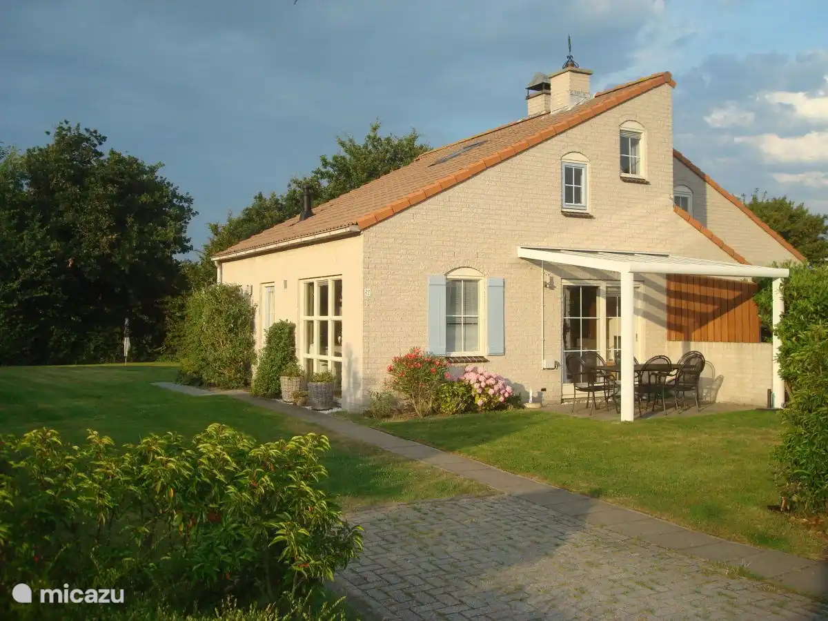 Façade de la maison de vacances avec une belle véranda