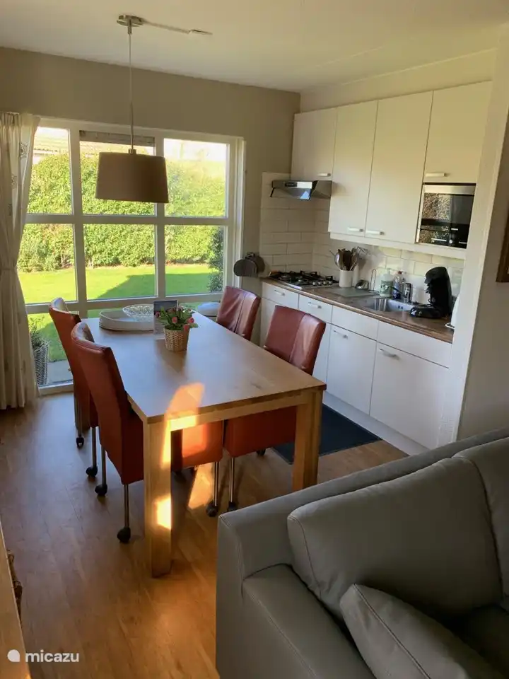 Coin repas avec cuisine ouverte