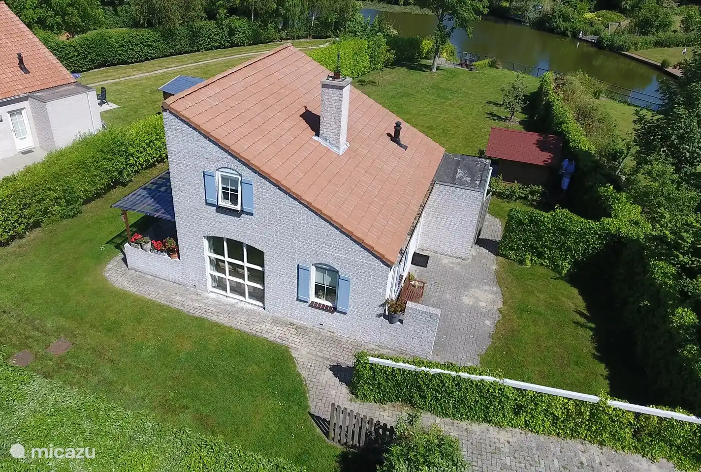 Luchtfoto voorzijde huis met 2 parkeerplaatsen
