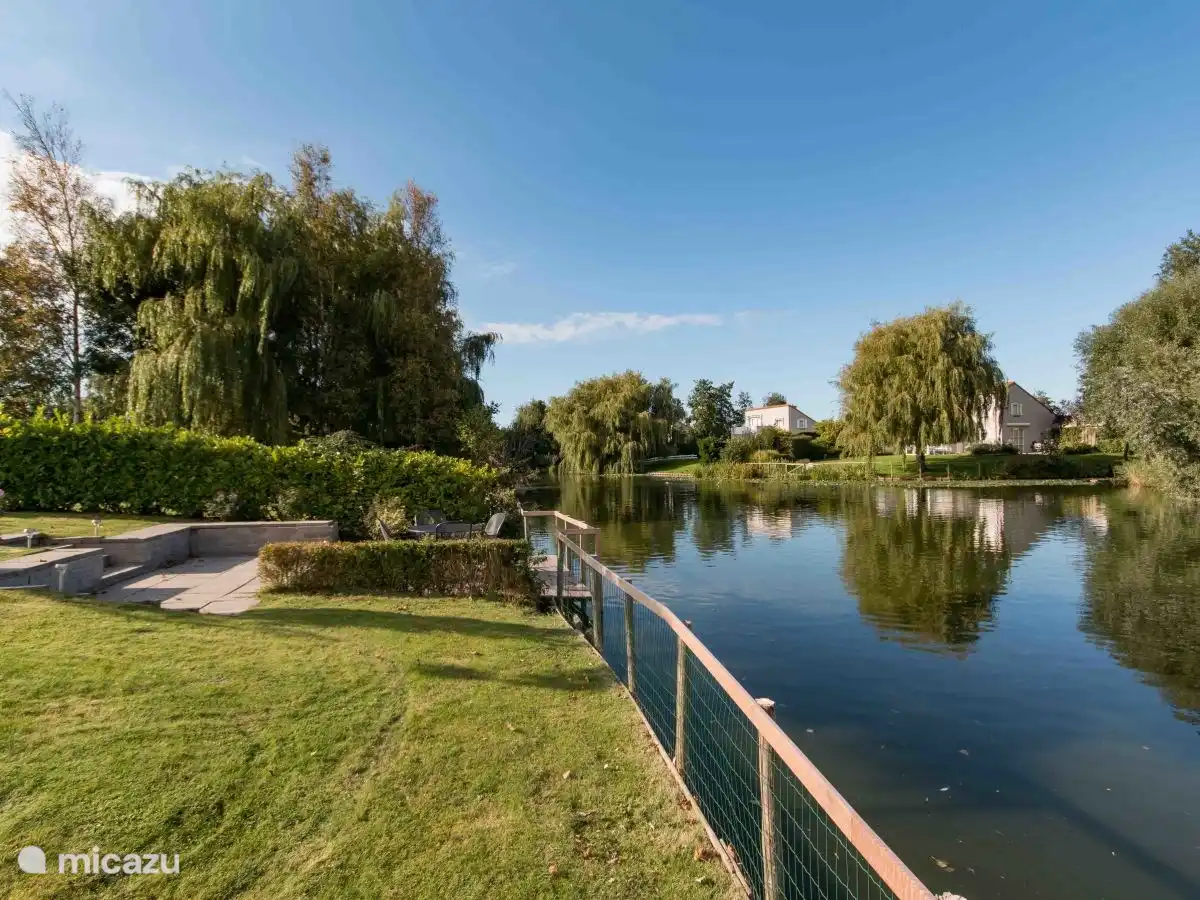 Zijkant van het perceel aan het water