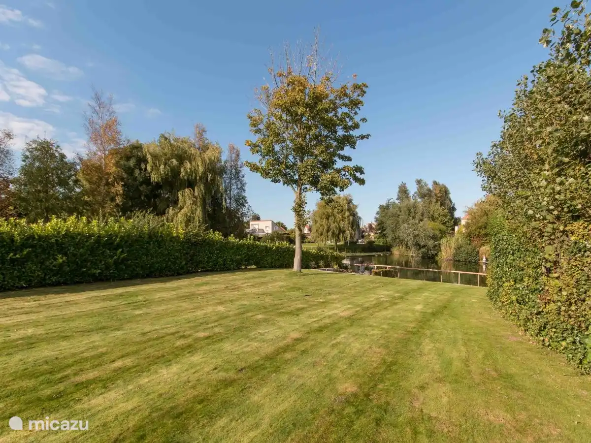 De grote zonnige tuin geeft veel privacy