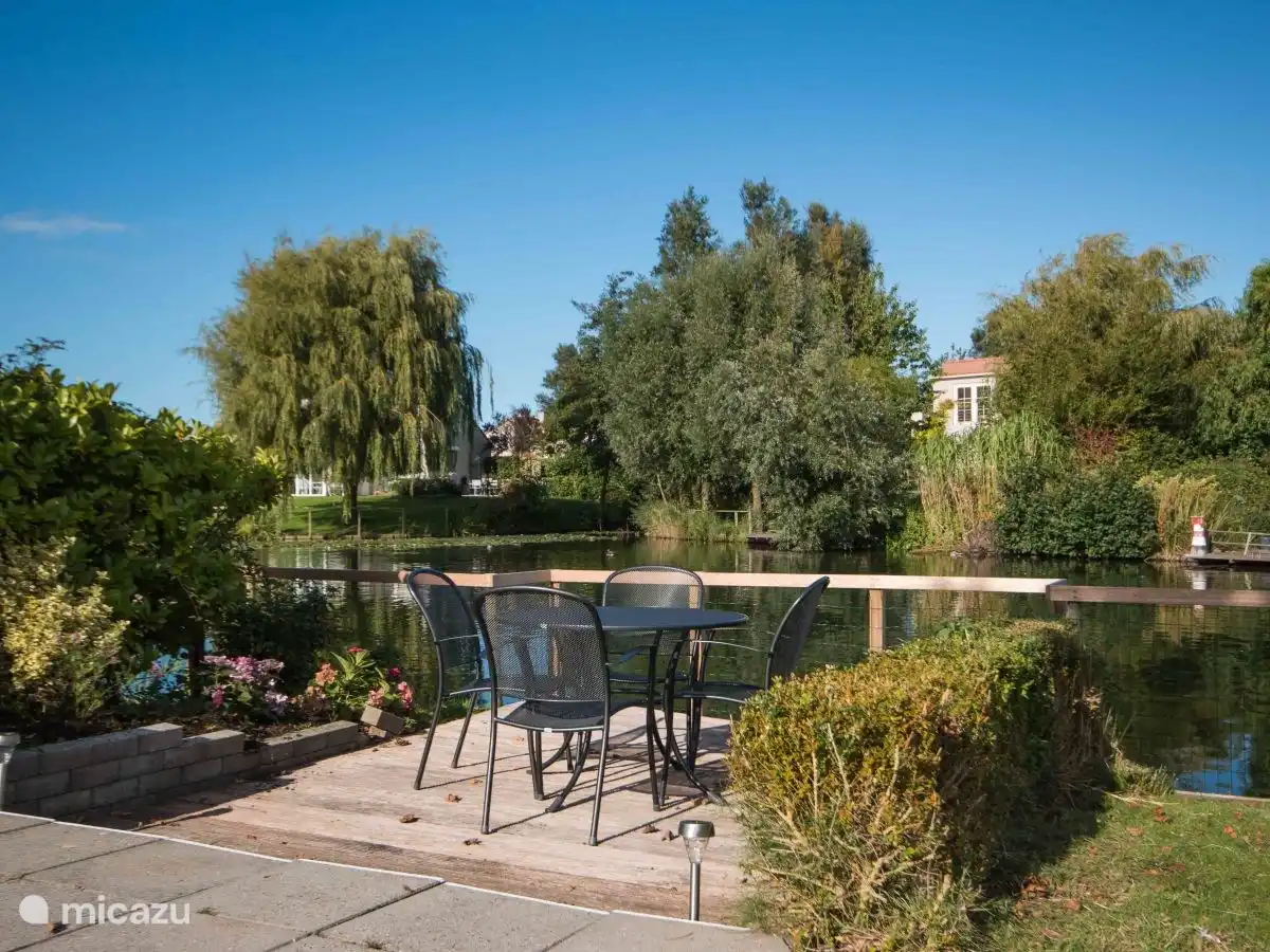 Heerlijk terras aan het water met volop watervogels