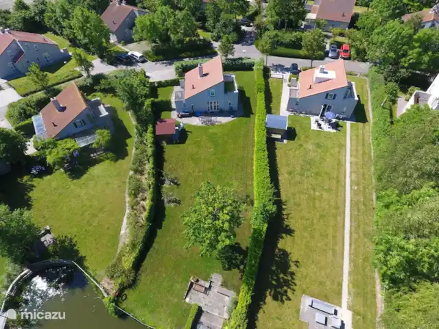 Vent salé | Pays-Bas, Zélande, Brouwershaven - maison de vacances Vue aérienne du grand jardin ensoleillé avec beaucoup d'intimité