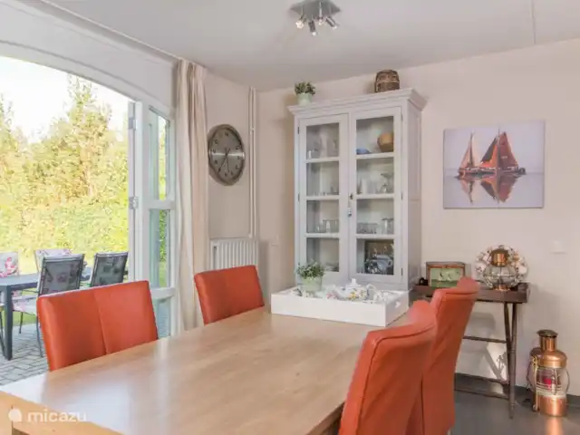 Vent salé | Pays-Bas, Zélande, Brouwershaven - maison de vacances Salle à manger avec portes-fenêtres donnant sur la terrasse à l'arrière de la maison de vacances