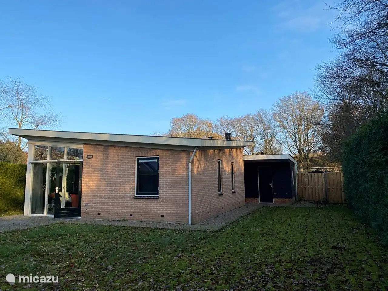 Ruime besloten tuin; alles prive!
