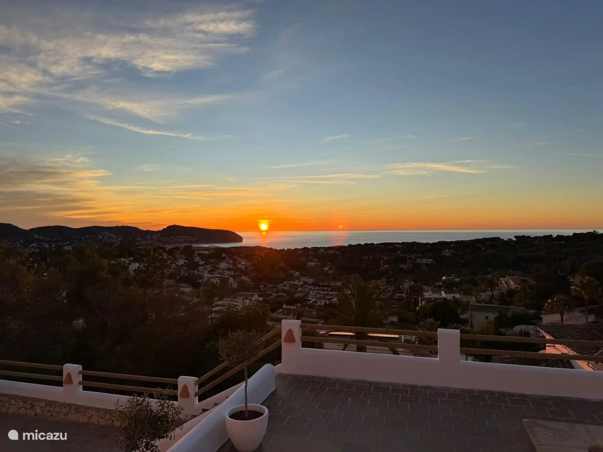 Het fantastische uitzicht vanaf het terras met zonsopkomst 