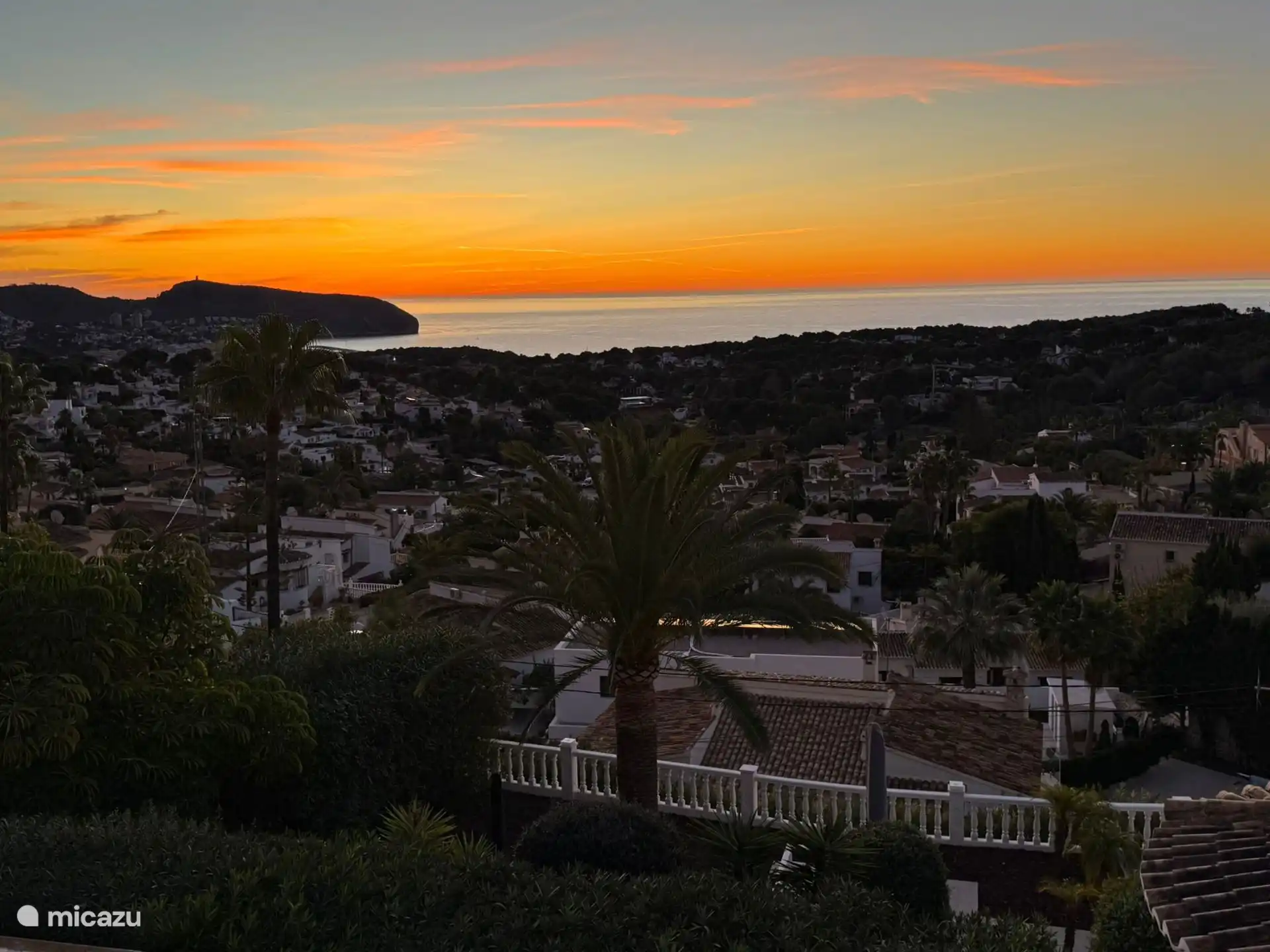 Schitterende zonsopkomst boven de baai van Moraira