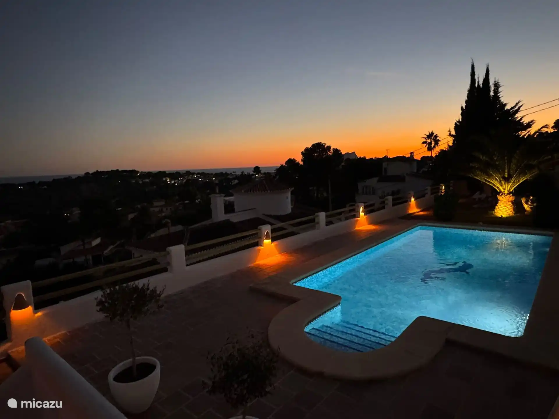 Zowel het zwembad als de tuin zijn s’avonds prachtig verlicht