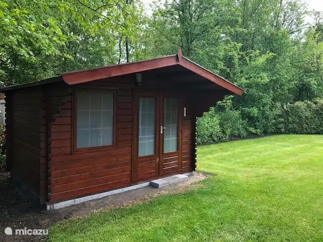 Geräumiges Gartenhaus mit Anschluss zum Aufladen der E-Bikes (4 Anschlüsse).