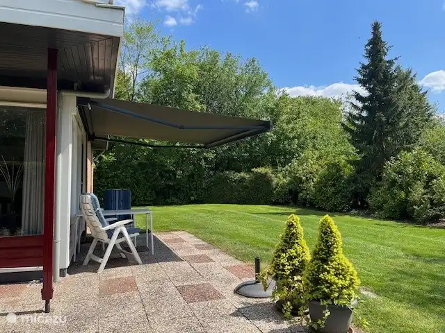 Location de Vacances Pays-Bas, Overijssel, Denekamp, bungalow - Twents Goed terrasse et partie du jardin
