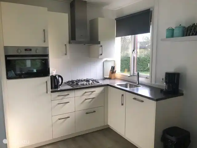 Moderne Küche mit Geschirrspüler und Kombimikrowelle.