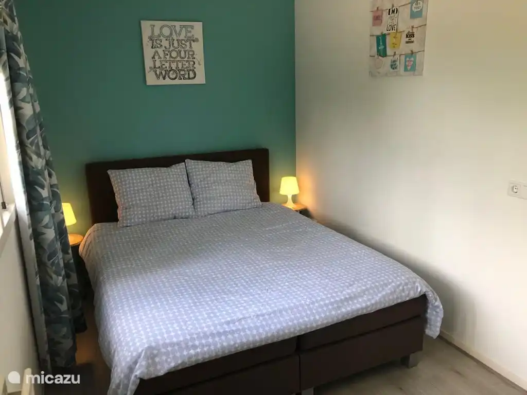 Schlafzimmer 1 mit Doppelboxspring 160 x 200