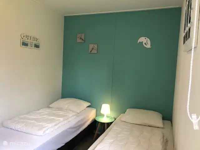 Schlafzimmer 2 mit 2 Einzel-Boxspringbetten.
