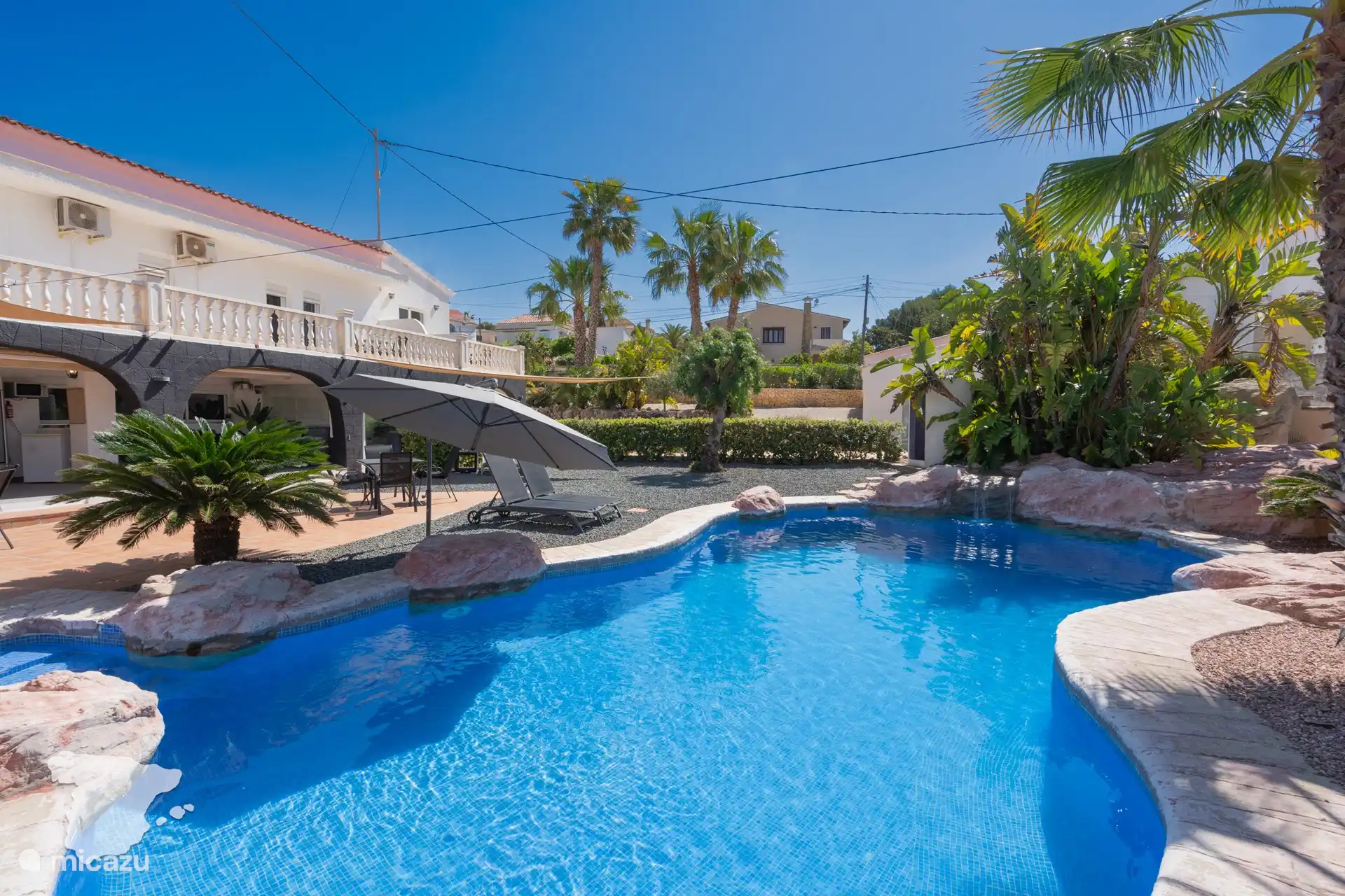 Jardin joliment paysagé avec piscine