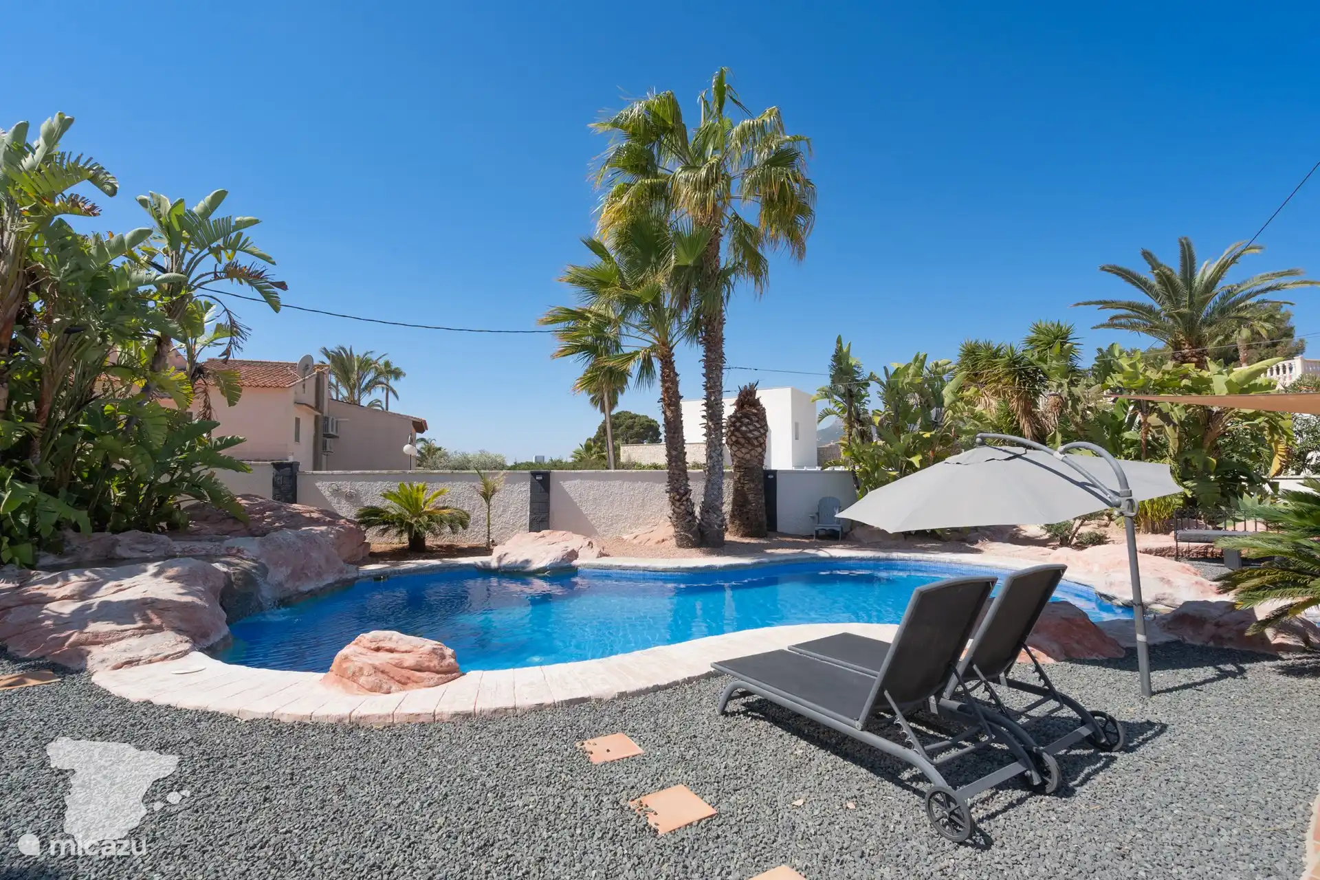 Jardin joliment paysagé avec piscine