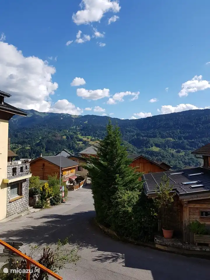 Vista desde el balc&#243;n. Recto por el centro del pueblo. A la derecha, el sal&#243;n de belleza de la encantadora y acogedora Veronique.