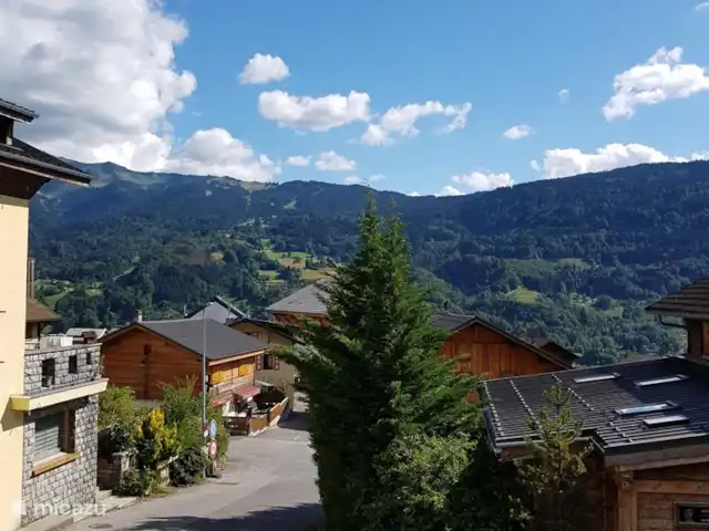 La Sittelle - été comme hiver | France, Haute-Savoie, Verchaix - chalet Vue depuis le balcon. Tout droit le centre du village. Sur la droite, le salon de beauté de la charmante et accueillante Véronique.