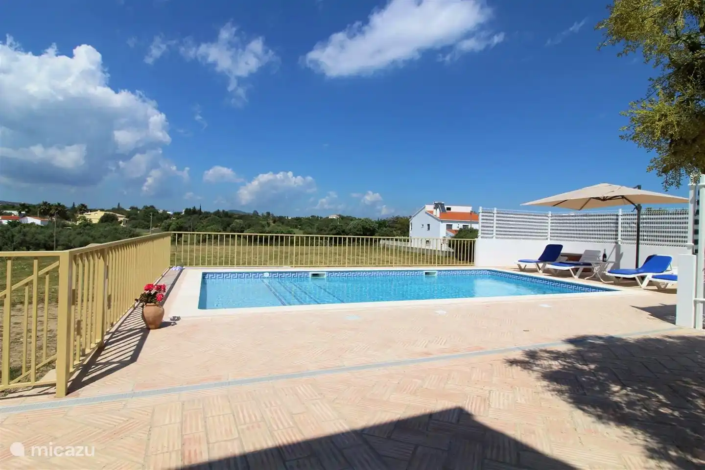 Swimmingpool und Sonnenterrasse