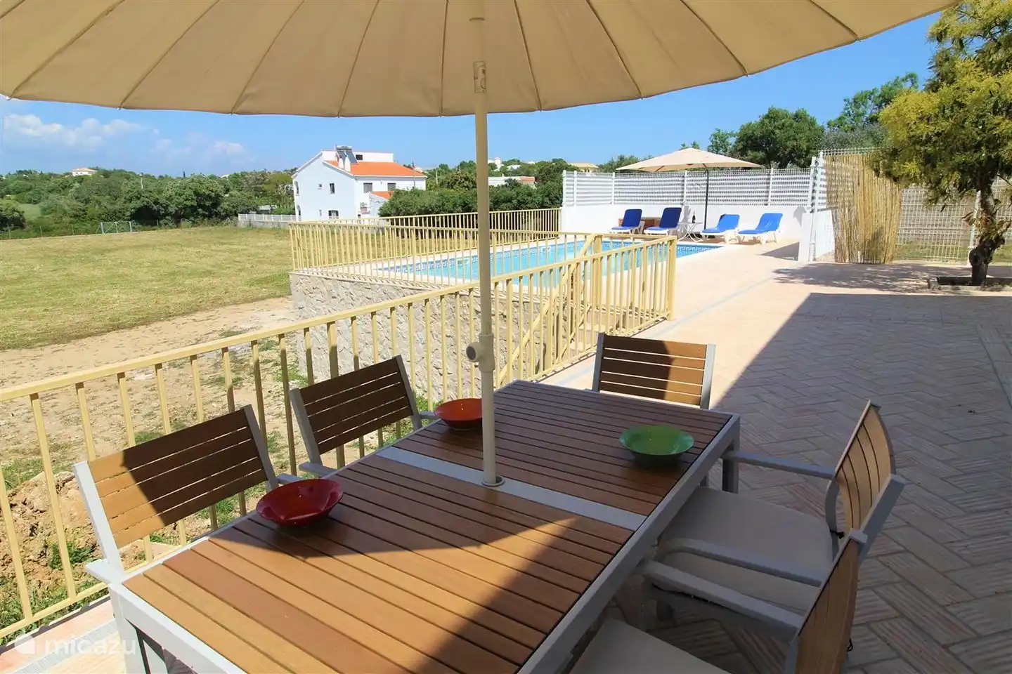 Terrasse hinter dem Pool