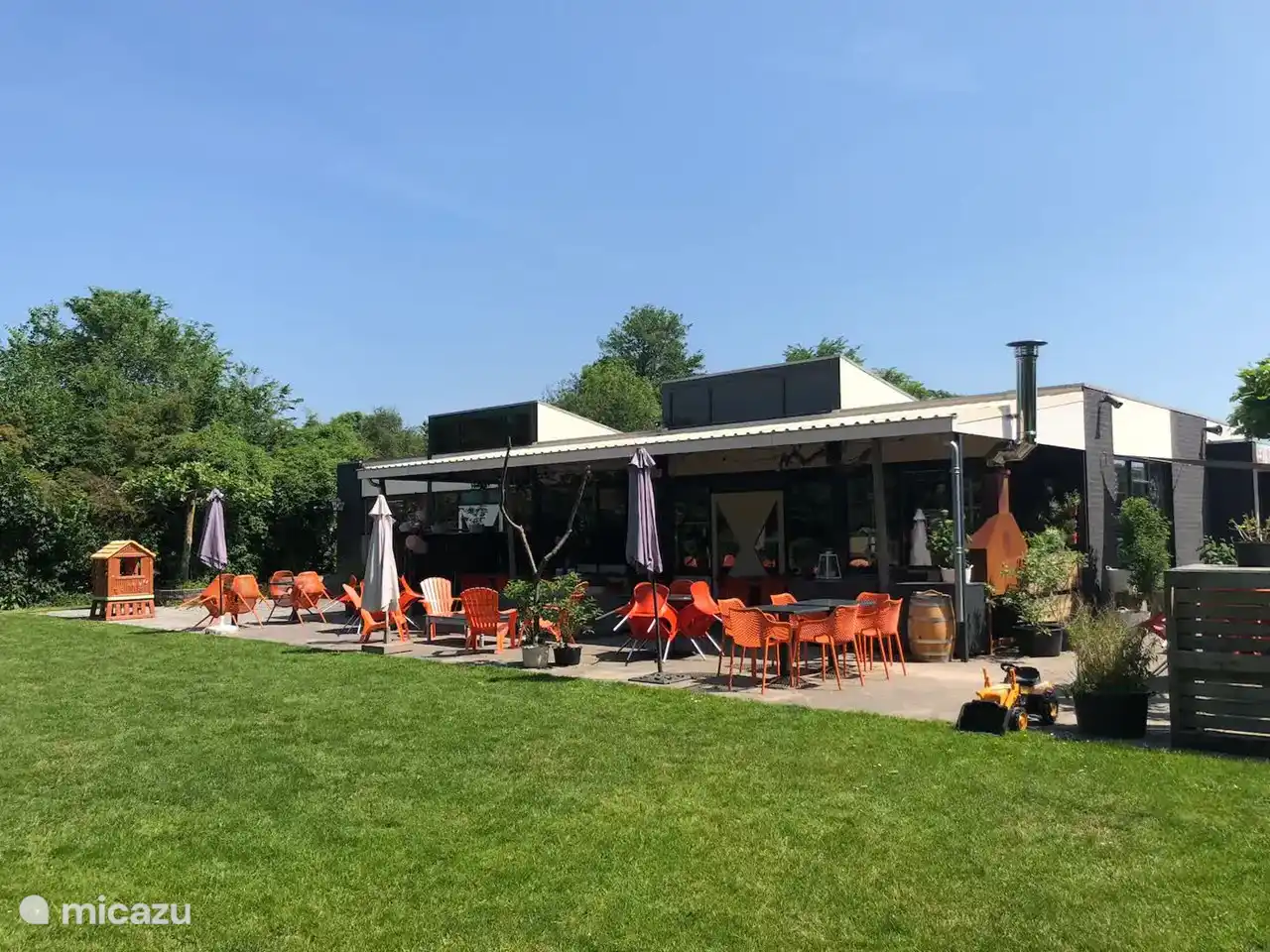 Das gemütliche Restaurant 't Praathuis mit köstlichen Gerichten und einem regelmäßigen Grillabend. Vor dem Restaurant befindet sich ein Spielplatz, auf dem die Kinder spielen können, während Sie einen Snack und ein Getränk genießen.