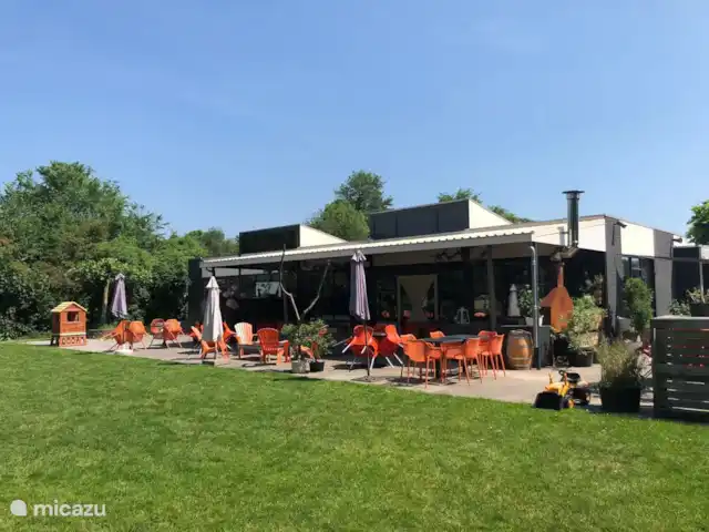 Pequeña casa Bergen NH en Países Bajos, Holanda del Norte, Warmenhuizen - chalet El acogedor restaurante 't Praathuis con deliciosos platos y donde se organiza regularmente una barbacoa. También hay un parque infantil frente al restaurante donde los niños pueden jugar mientras disfrutas de un aperitivo y una bebida.