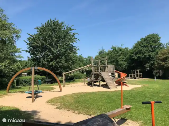 Pequeña casa Bergen NH en Países Bajos, Holanda del Norte, Warmenhuizen - chalet El patio de recreo en el parque