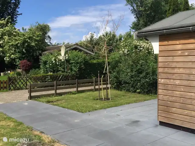 Pequeña casa Bergen NH en Países Bajos, Holanda del Norte, Warmenhuizen - chalet El jardín alrededor del chalet.