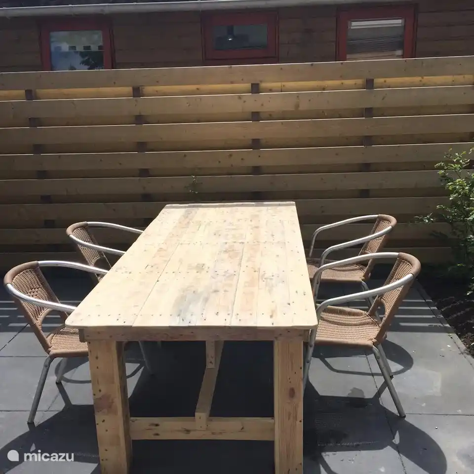 Die gemütliche private Terrasse mit Tisch und Esszimmerstühlen