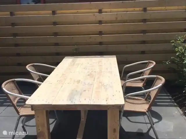 Pequeña casa Bergen NH en Países Bajos, Holanda del Norte, Warmenhuizen - chalet La acogedora terraza privada con mesa y sillas de comedor.