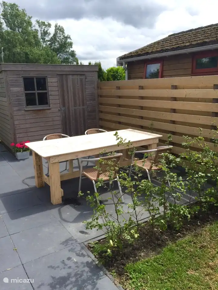 Die gemütliche private Terrasse mit Esstisch und Stühlen