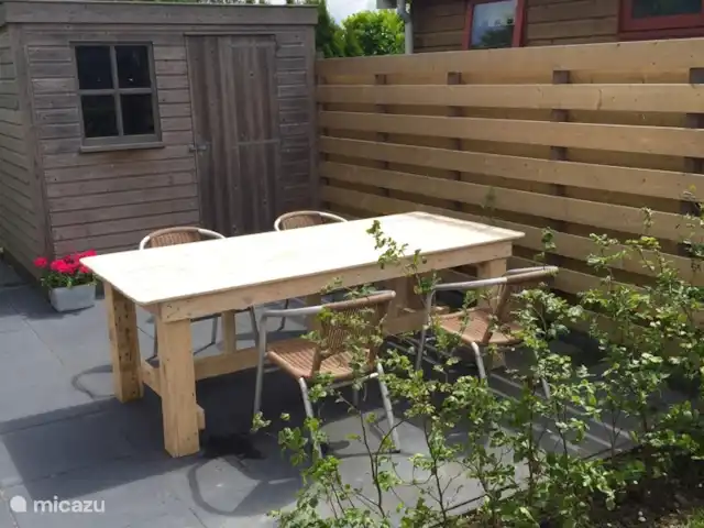 Pequeña casa Bergen NH en Países Bajos, Holanda del Norte, Warmenhuizen - chalet La acogedora terraza privada con mesa de comedor y sillas.