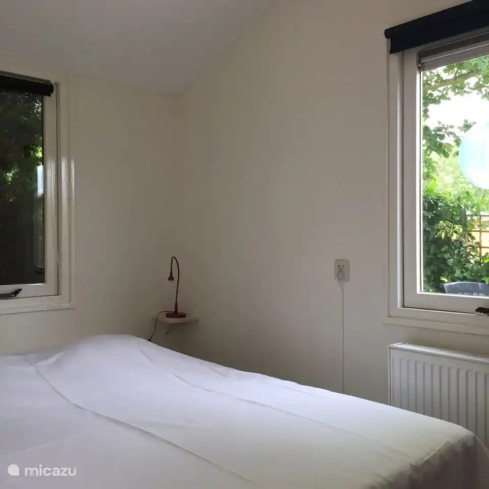 Das Schlafzimmer mit einer doppelten Boxspring-Matratze